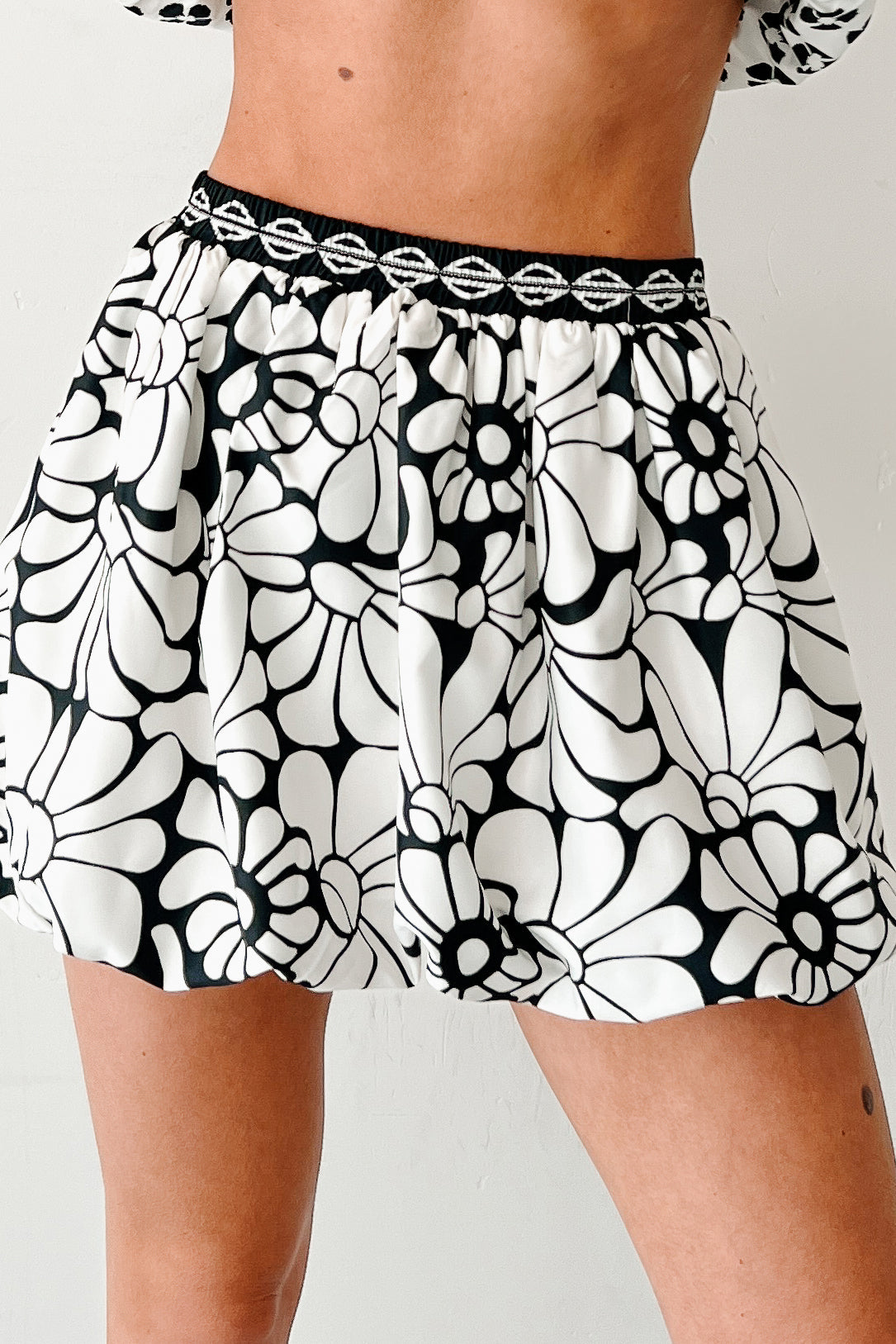 Chic Allure Floral Bubble Hem Set (White/Black)