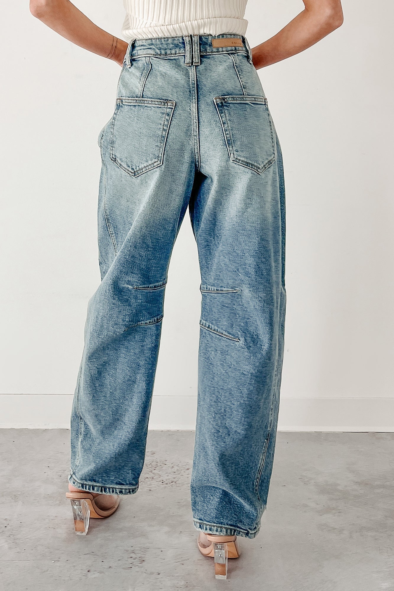 Ardin Mid Rise Barrel Cello Jeans (Medium)