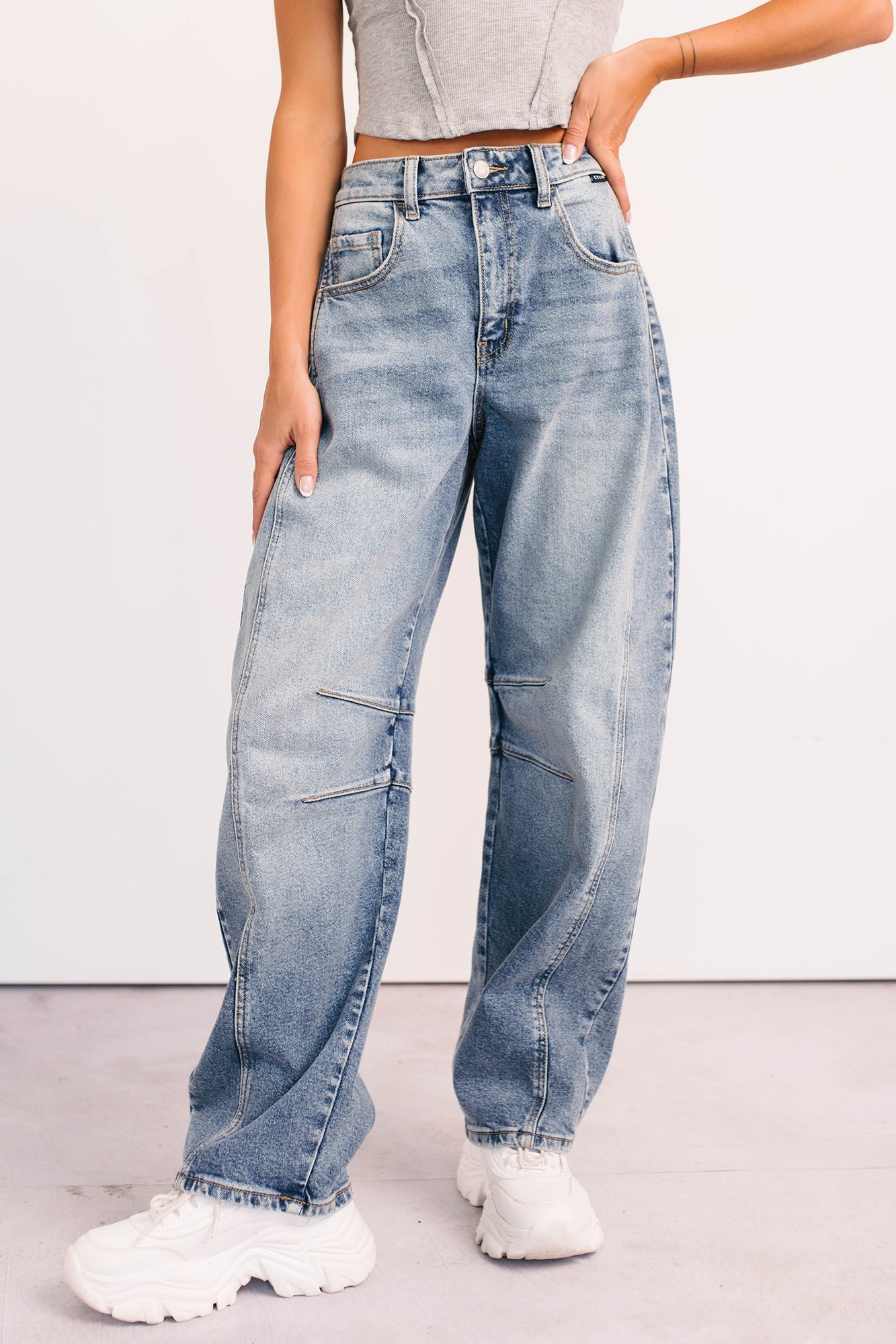 Ardin Mid Rise Barrel Cello Jeans (Medium)