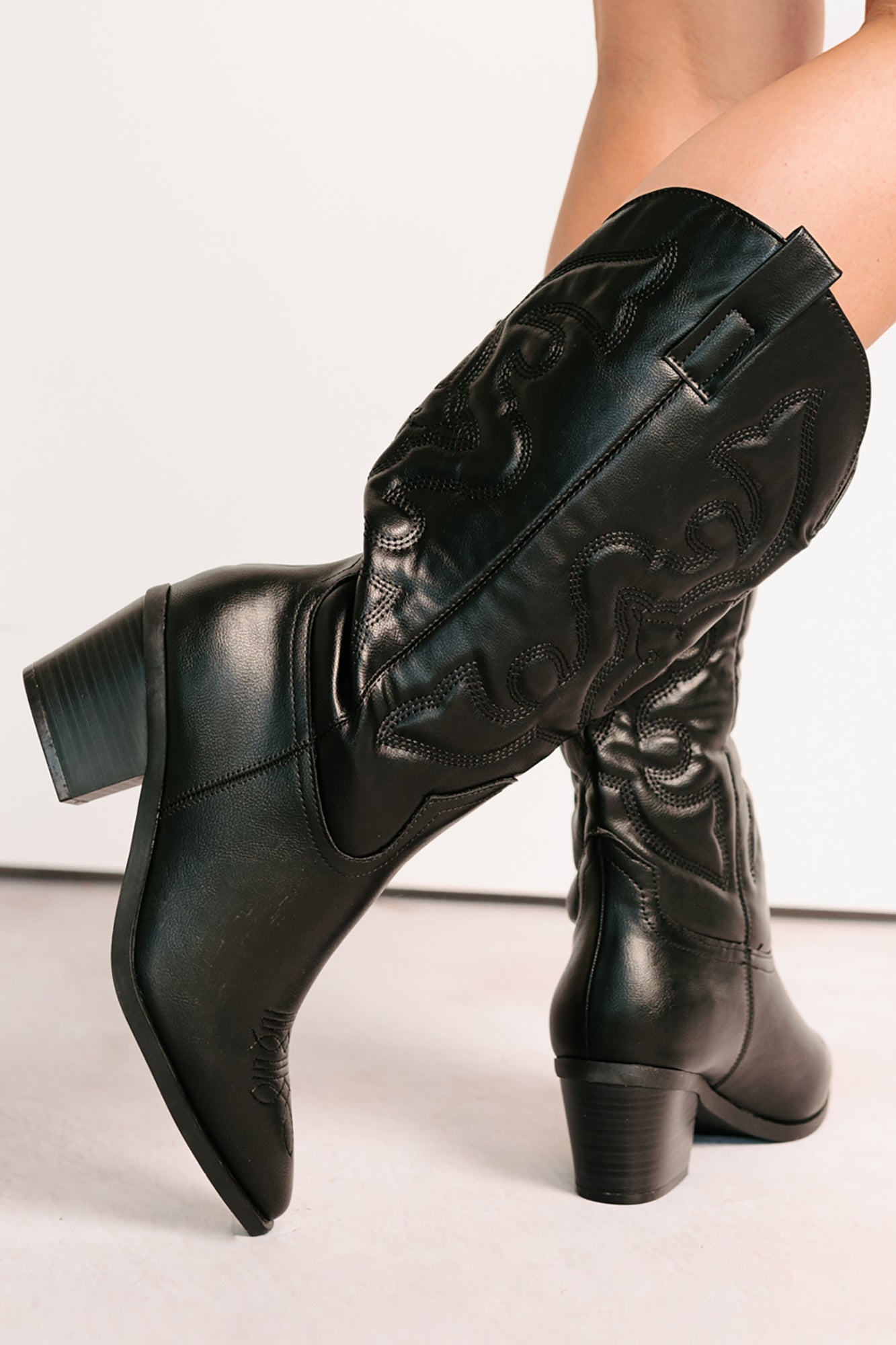 Cowgirl Glow Pointed Toe Western Boots (Black)
